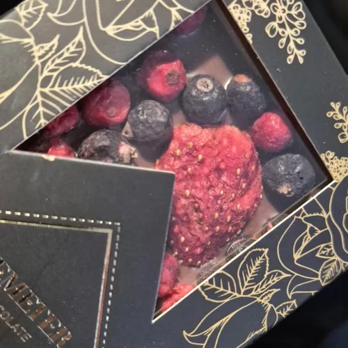 Tejcsokoládé piros gyümölcsökkel