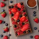 Tejcsokoládé piros gyümölcsökkel