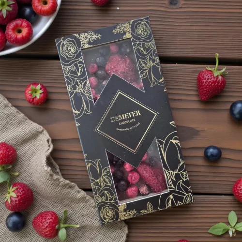 Tejcsokoládé piros gyümölcsökkel