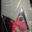 Tejcsokoládé piros gyümölcsökkel