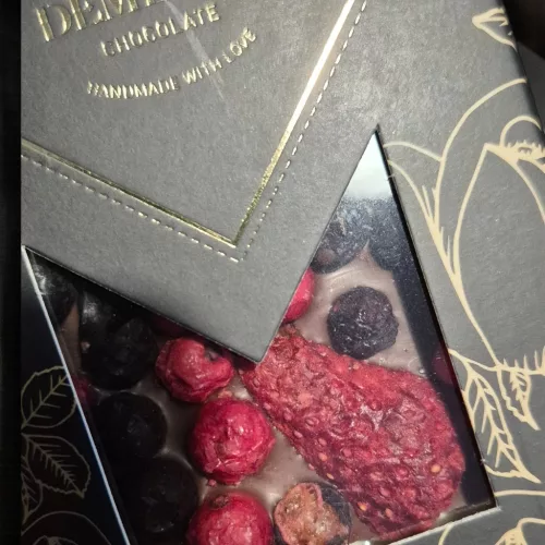 Tejcsokoládé piros gyümölcsökkel